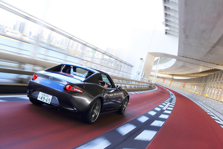 複雑なルーフ構造と、精緻なパネル合わせが特徴の「ロードスターRF」。工場では、組み立て後に手作業で各部の“すり合わせ”が行われるという。