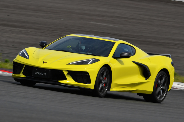 富士スピードウェイを走行する新型「シボレー・コルベット」。（写真：ゼネラルモーターズ・ジャパン）