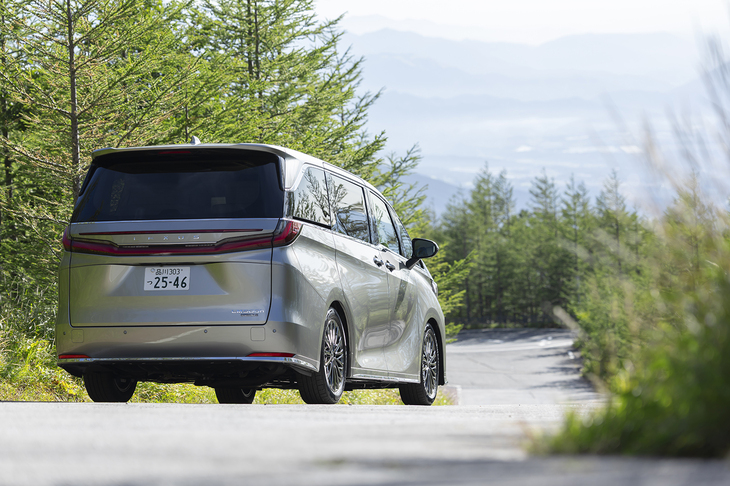 ボディーカラーはこの試乗車の「ソニックチタニウム」に白、黒、臙脂（えんじ）を加えた全4種類しかない。国産では例外的にぜいたくなクルマだけに、もう少し遊び心があってもいい。