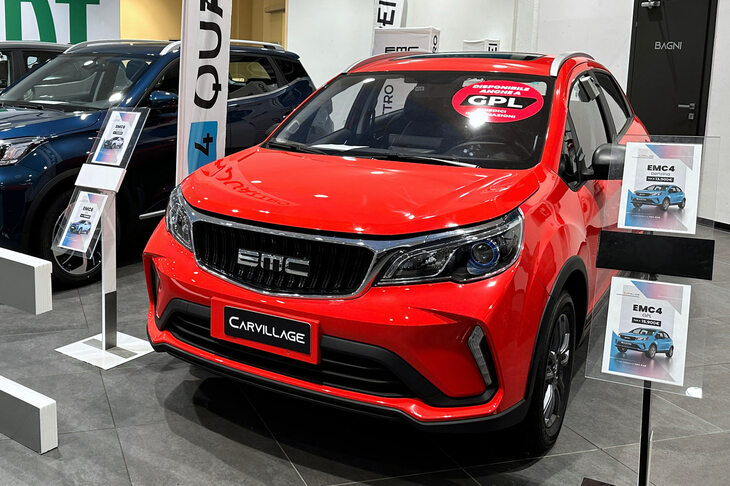 「EMC 4」は、1.5リッターエンジンを搭載し、ガソリン仕様およびガソリンとLPGの併用仕様がある。価格は1万5900ユーロ（約285万円）から。