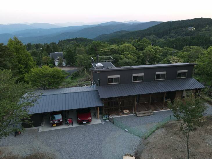 山中にたたずむ、多田さんの“ついのすみか”。現在クルマは2台で、ガレージにはSUVのPHEVと軽トラがおさまっている。ここに理想のガソリンエンジン車が加わる日も近い!?