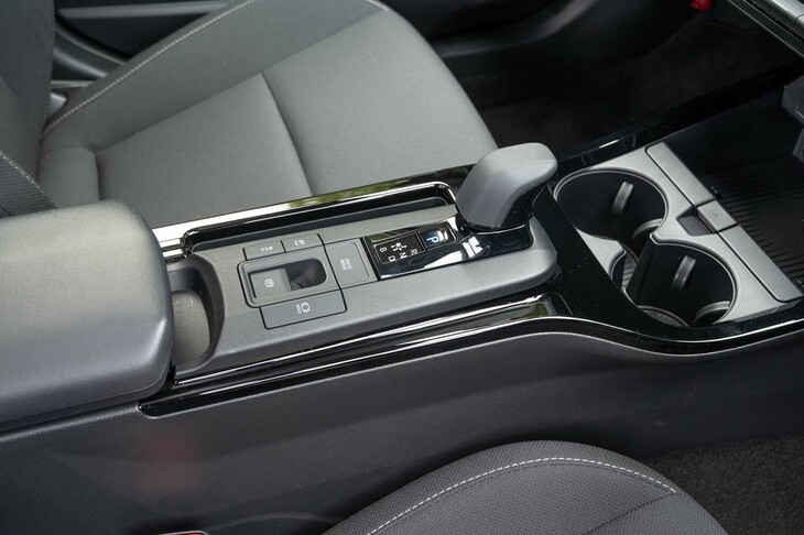 変速機はトヨタのハイブリッドではおなじみの電気式CVT。シフトセレクターは指の当たる部分がピアノブラックで仕立てられる。