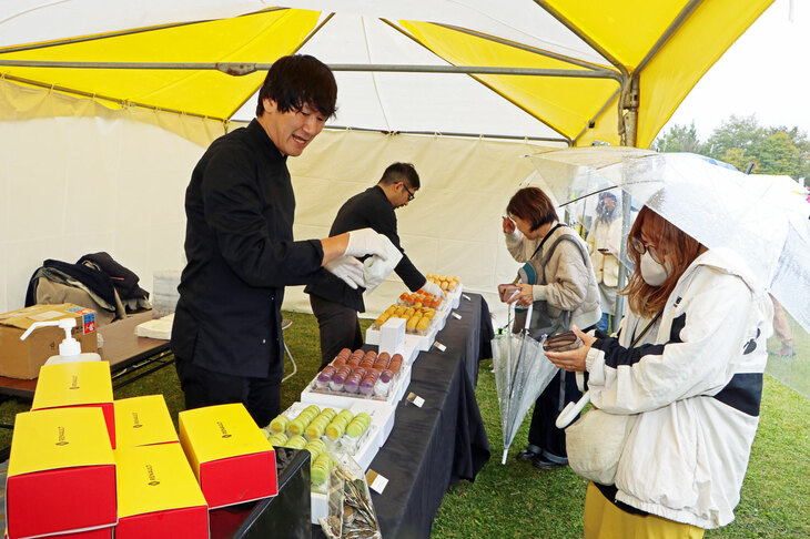 これも「カングージャンボリー」の恒例となった、「ピエール・エルメ・パリ」のチャリティーマカロン。すっかりイベントの名物となっており、雨に見舞われた今年も、おいしいマカロンに長蛇の列が生まれていた。