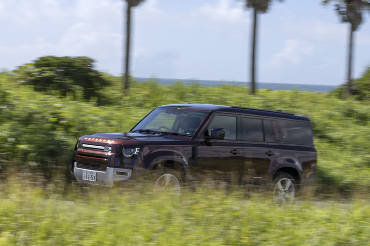 「90」や「110」と同じく、軽量なアルミニウムのモノコック構造の「D7x」アーキテクチャーを「130」でも採用している。サスペンションはフロントがダブルウイッシュボーン式、リアがマルチリンク式となる。