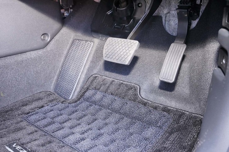 ホンダ・ヴェゼルe：HEV PLaY（ペダル）