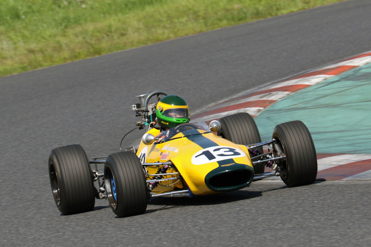 ポールポジションからスタートし、トップを独走してゴールしたが、ジャンプスタート（フライング）によるペナルティーで2順位降格、3位となった1968年「シェブロンB9」。