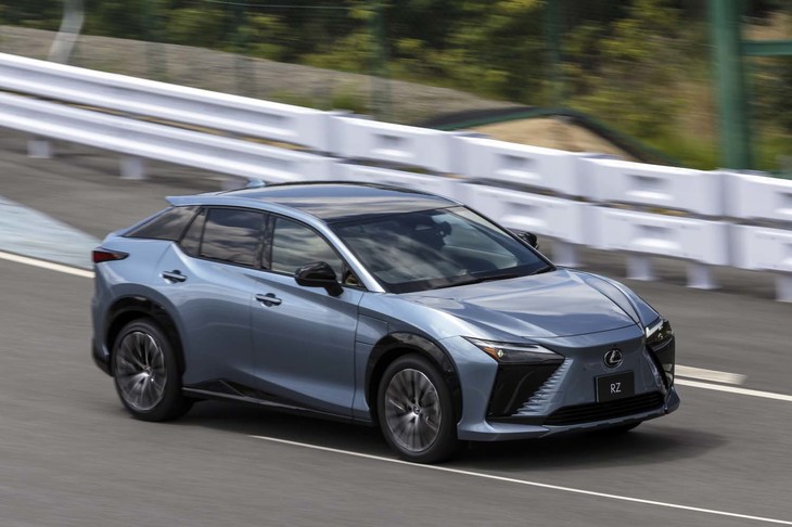 「RZ」は前後計2基のモーターで4輪を駆動する。前後のトルク配分は、加速度や舵角などの情報を基に100：0～0：100の間で制御される。