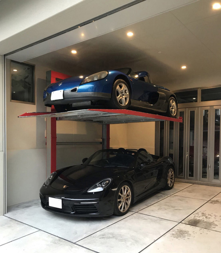 既存のビルトインガレージへの設置例。パレットはスポーツカーなど地上高の低い車両に対応したオプションの低床仕様で、床面に勾配があったためこちらもオプションの傾斜対応装置を用いた。加えて装置側面もオプションにより赤く塗られている。
