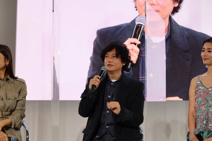 俳優の井浦 新さんは「クルマは好きだけれど、特に運転が好き」。それゆえクルマの走破性に対するこだわりは強く、「iX1」については「試乗した際、路面を蹴っていることが実感できたのが印象的だった」などと語った。