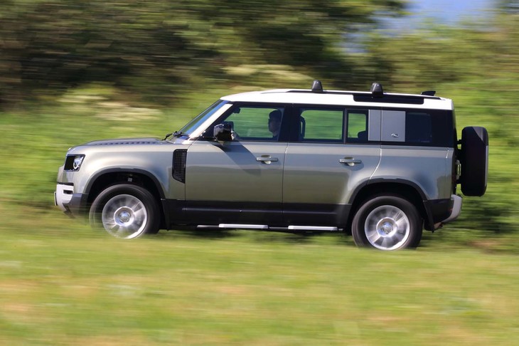 試乗車の車両重量は2280kg。1150kg：1130kgときれいに前後配分されている。