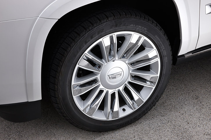 クロムメッキのインサート（装飾パーツ）が用いられた「プラチナム」のホイール。タイヤサイズは全車共通で285/45R22。