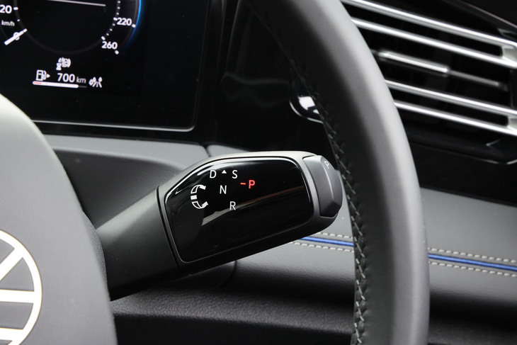 シフトセレクタースイッチをステアリングコラムの右側に配置。レバーを上に回すと「D」および「S」が、下に回すと「R」がセレクトできる。