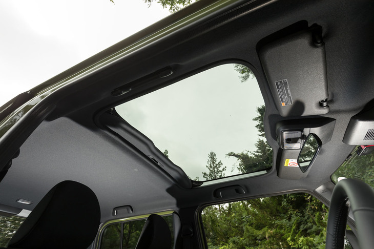 全グレード標準装備となる「スカイフィールトップ」。ルーフがキャビンの前方まで伸びたスタイリングとも相まって、ガラスルーフは前席乗員の視界に入りやすい位置まで広がっており、車内に相当な開放感をもたらしている。