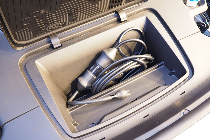 ボルボEX30クロスカントリー（用品装着車の前部荷室）