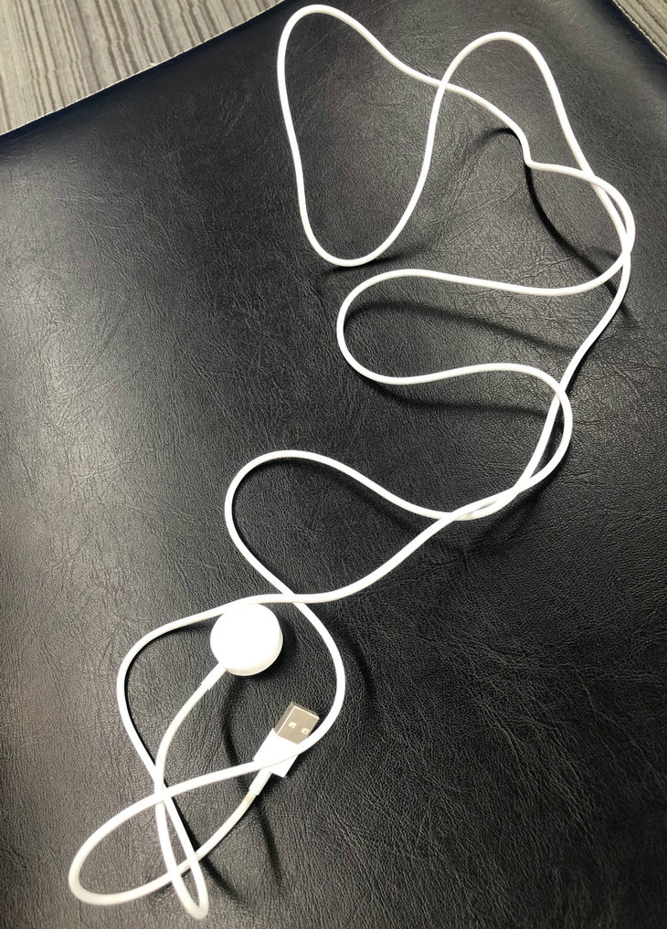 「アップルウオッチ」の充電ケーブルは長すぎてかさばるのが欠点。「シリーズ2」では1mに短縮されたものの、初代モデルではなんと2mもあった（写真）。