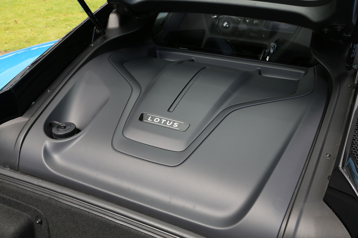 メルセデスAMG製の2リッター直4ターボエンジン「M139」は、最高出力365PS/6600rpm、最大トルク430N・m/3000-5500rpmを発生。