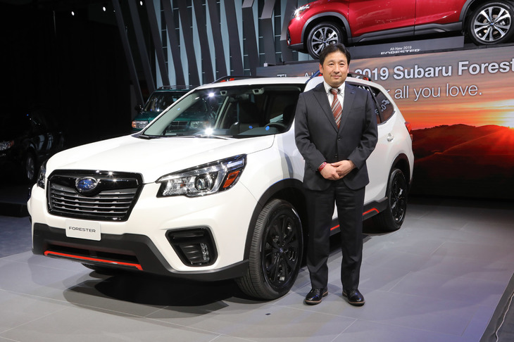 チーフデザイナーの大関 透氏。スポーティー仕様の車両に用いられた白のボディーカラーとオレンジのアクセントは、「ヴィジヴ フューチャーコンセプト」から受け継がれたものだという。（写真＝ケニー中嶋）