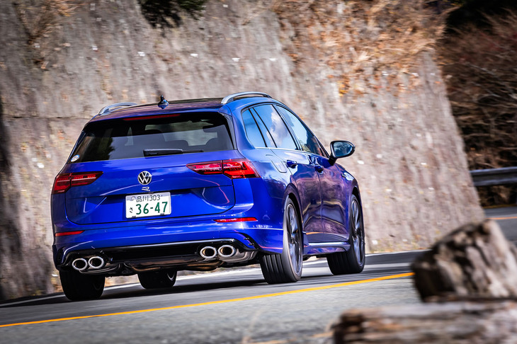 ボディー同色のサイドシルやグロスブラックのリアディフューザー、4本出しのエキゾーストパイプなどの専用アイテムでスポーティーな雰囲気を演出。0-100km/h加速は「ゴルフR」が4.7秒、「ゴルフRヴァリアント」が4.9秒と発表されている。