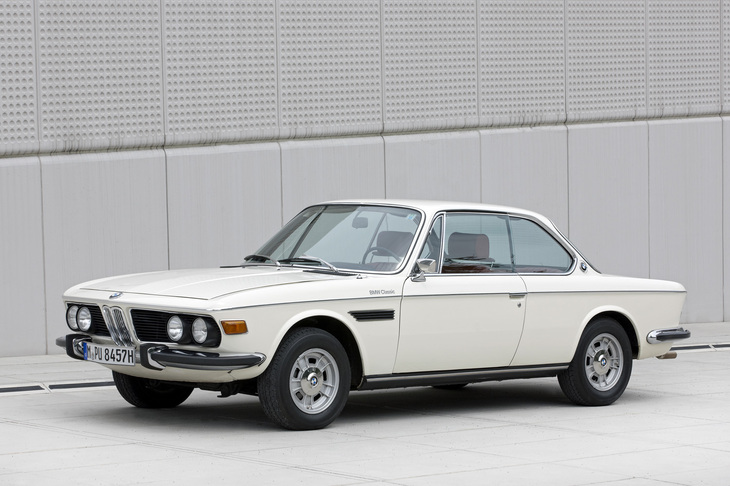 1971年「BMW 3.0CSi」（E9）。初代「6シリーズ」の先代にして、今日のラインナップなら「8シリーズ」に相当するだろう高級パーソナルクーペ。最高出力200PSを発生する3リッター直6 SOHCユニットを積む。