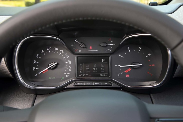 計器盤には、大小4つのメーターが並ぶ。中央は液晶のマルチインフォメーションディスプレイ。