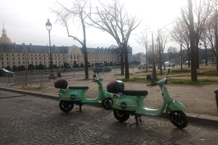 パリではシェアサイクルのほか、こうしたレンタル電動スクーターもめずらしくない。写真の「YEGO」は、パリ市内で約1300台が稼働しており、レンタル料はヘルメットや電気代込みで1分あたり0.39ユーロ（約63円）とか。