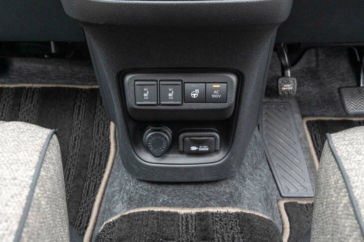 シートヒーターやAC100V・1500W電源などはすべてオプションで用意されている。