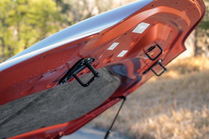 レクサスとしては初めて左右2カ所のエンジンフードロック機構を採用している。中央は剛性を担わない安全ロック用。