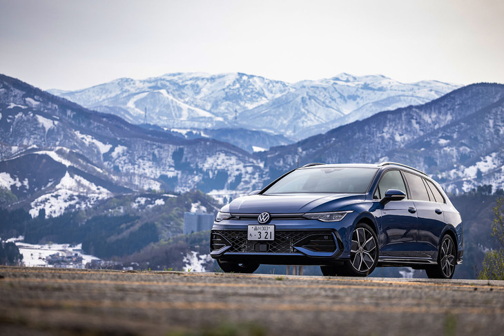 燃費競争が終了した後に立ち寄った新潟・越後湯沢でのひとコマ。webCGチームの相棒となった車両の外板色は「アネモネブルーメタリック」とよばれるもの。マイナーチェンジ後のいわゆる「ゴルフ8.5」では、従来モデルから意匠が変更されたフロントマスクも注目のポイントだ。