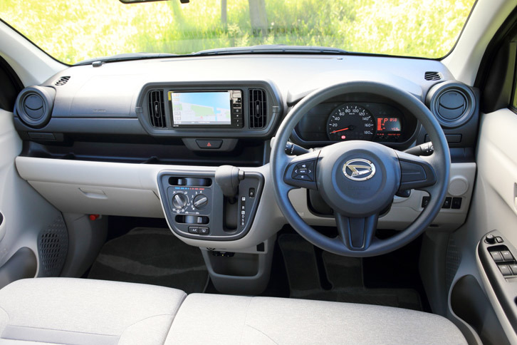 「ブーンX“SA II”」のインストゥルメントパネルまわり。ステアリングホイールやエアコン吹き出し口などの装飾を排した、シンプルな仕様となっている。