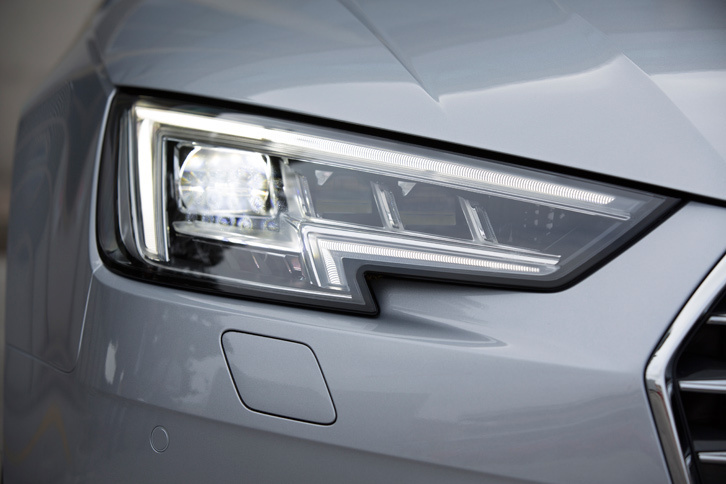 本国仕様のヘッドライトはHID式が標準で、オプションでLED式や、オートハイビーム機能付きの「マトリクスLEDヘッドライト」が用意されている。