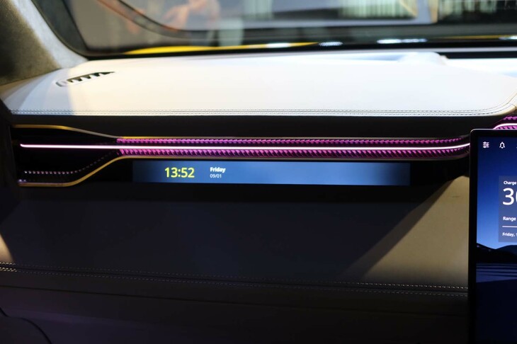 ロータス・エレトレR（助手席前方のディスプレイ）