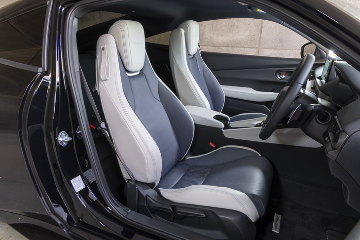 シートはクッションに厚みがあり、実際に掛け心地はソフトで快適。冬場の試乗だったためシートヒーターがないのが気になったが、出かける前にエンジンを始動するなどして温めれば問題はない。