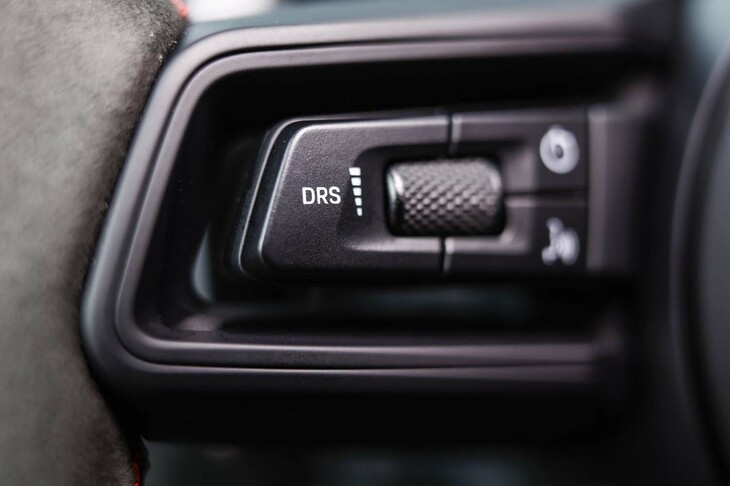 「911 GT3 RS」には、走行シーンに合わせてリアウイングの角度を変えられる機能「DRS」が備わる。（写真はステアリングスポーク上の操作スイッチ）