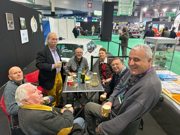 2023年とは異なり、シトロエンの各愛好会は自主参加となった。しかし、ノクターン（夜間開館日）における盛り上がりは通常どおり。筆者を安堵（あんど）させた。これはSMクラブ・ド・フランスの皆さん。左手前は名物会長のフラルー氏。