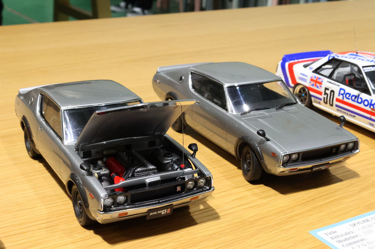 2台の1/24「日産スカイライン ハードトップ2000GT-R」（KPGC110）。右はハセガワの新作、左はアオシマの車幅を4mmほど詰めているそうだが、それでもハセガワに比べると広い。ワイド＆ローでカッコイイが、本来のキットを24倍すると3ナンバー仕様になってしまうかも。