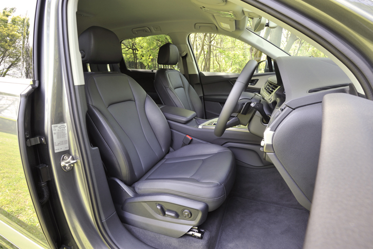 パーシャルレザーの標準シート（写真）。オプションでスポーツシートやコンフォートシートも選択可能。