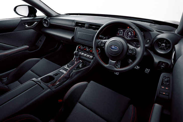 「スバルBRZ R」のインテリア。「S」との違いとしては、メーターバイザーやドアトリムなどの表皮をスエード調の素材からレザー調の素材に変更。ドアコンソールスイッチの金属調装飾も廃している。
