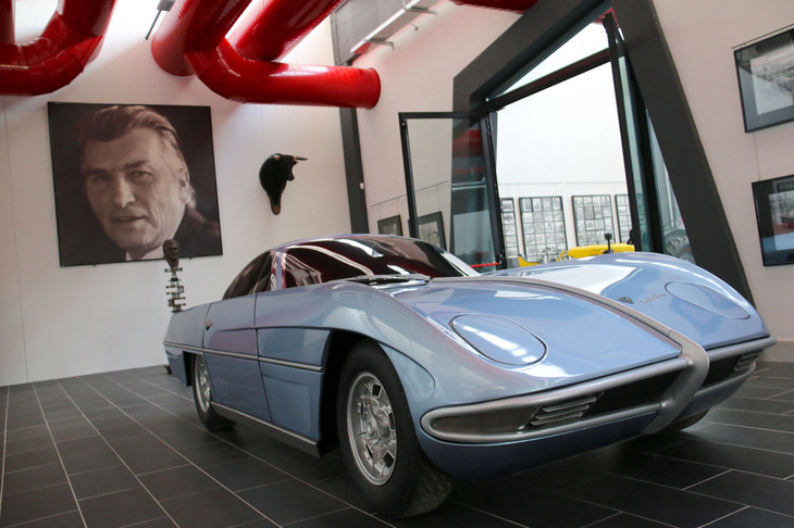 「ランボルギーニ350GTVプロトタイプ」のモックアップ。フェルッチョ・ランボルギーニは、フェラーリをはるかに超える快適なGTづくりを目指した。