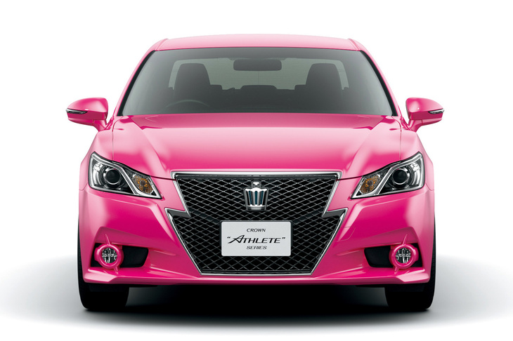 2012年登場の14代目「クラウン」では、「アスリート」に写真の“稲妻グリル”を採用。期間限定で、ボディーがピンク色の特別仕様車「ReBORN PINK（リボーン ピンク）」も販売された。