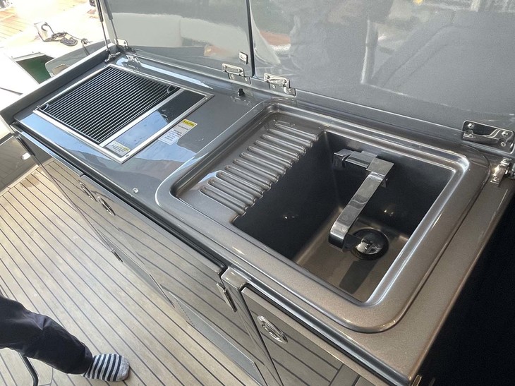 普段はカバーがされているが、炊事場も完備。船や列車、飛行機などで食事の支度をする場所を「ギャレー」という。