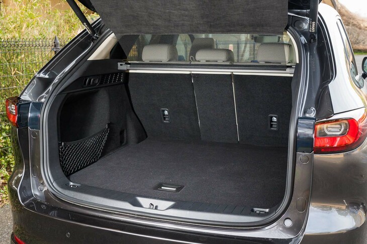 荷室容量はサブトランクを含めて570リッター。「25S」「XD」の廉価グレードを除き、ハンズフリー開閉機能付きのパワーテールゲートが標準で装備される。