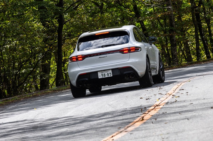 数あるSUVのなかでも、機敏な走りが身上の「ポルシェ・マカン」。今回の試乗車はエアサスペンション装着車だったが、「マカンT」のキャラクターを思うと、スチールスプリングのほうが合っているかもしれない。