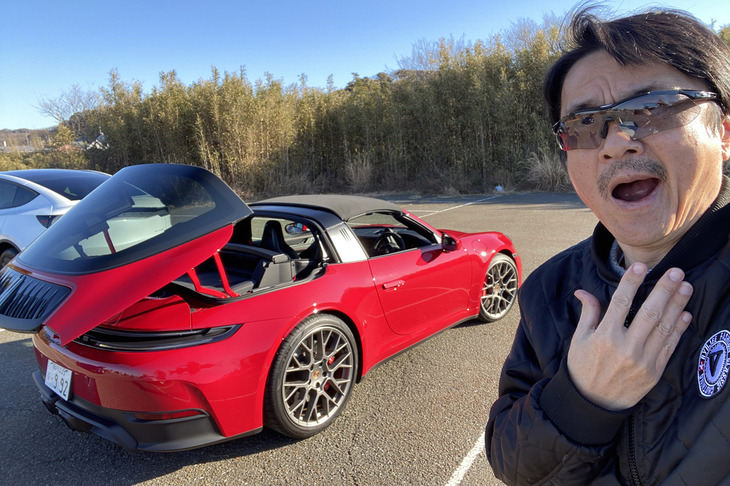 電動タルガトップの開閉に要する時間はいずれも19秒とされている。今回、試しにタルガトップを開けてみようと開閉スイッチを押したら、なぜか途中で止まってしまいました。