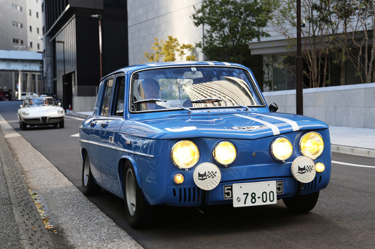 イエローバルブのライトをともしてスタンプポイントを後にする1968年「ルノー8ゴルディーニ1300」。