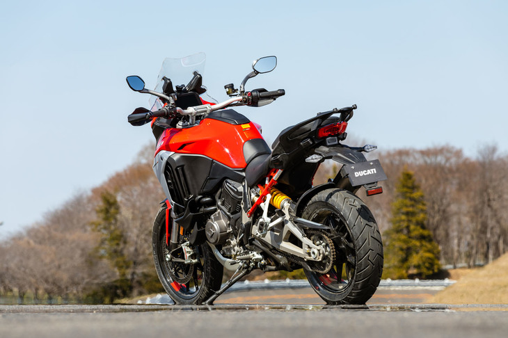 車体の骨格部は、剛体としてのエンジンにアルミ製のモノコックフレームとトレリスサブフレームの組み合わせ。オンロードにおける走行性能や使い勝手と、オフロード性能とのバランスを重視した設計となっている。