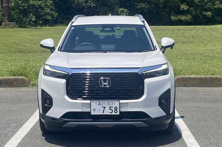 長方形の大きなグリルが目を引く「WR-V」のフロントセクション。デザインコンセプトに“自信あふれるたくましさ”を掲げている。車名は「Winsome Runabout Vehicle（ウインサム ランナバウト ビークル）」の頭文字から命名された。