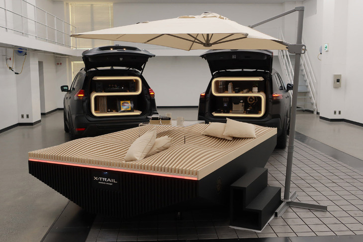 日産エクストレイル アンワインドコンセプト（写真右）とエクストレイル リマスタードコンセプト（同左）。手前はエクストレイル アンワインドコンセプトがけん引するトレーラー型テラス。