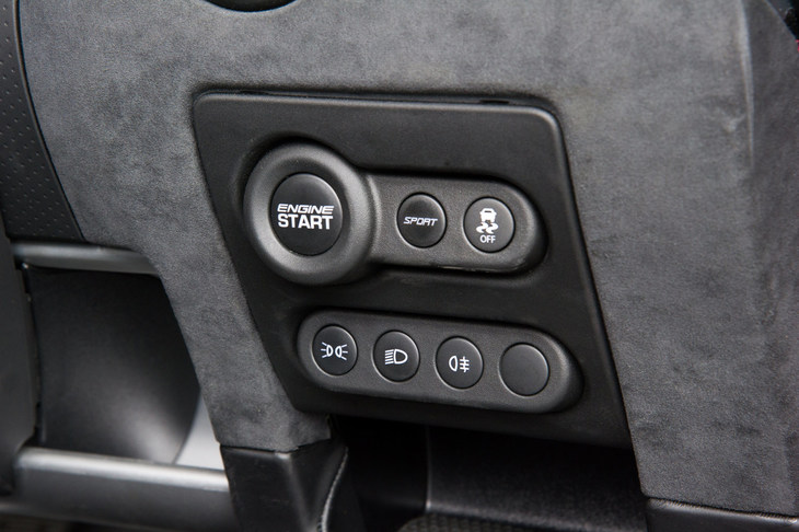 ダッシュボードの右端に備わる操作パネル。走行モード切り替え機構の操作や横滑り防止装置のオン・オフなどはここで操作する。