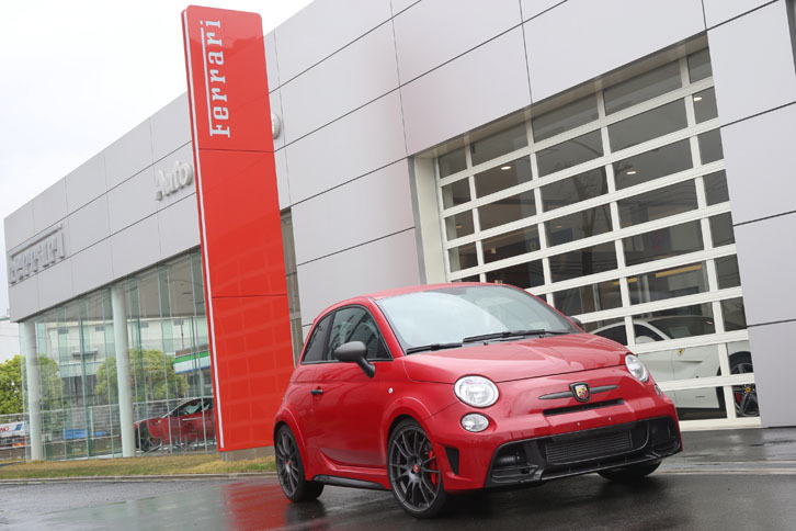 赤い「アバルト695ビポスト」がフェラーリの顧客向け代車に。