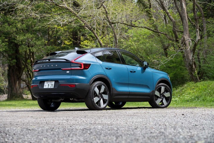 ルーフからS字を描いて下に伸びるテールランプが印象的なリアビュー。どこか無国籍な感じがする。